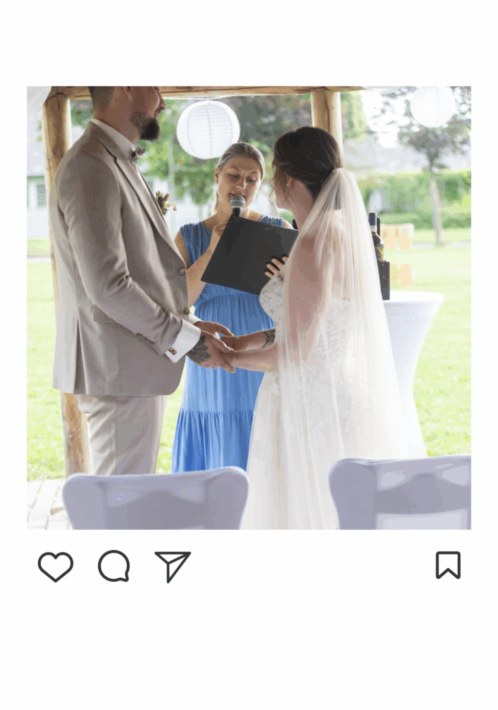 Rednerin Katharina und Pärchen während der Trauung