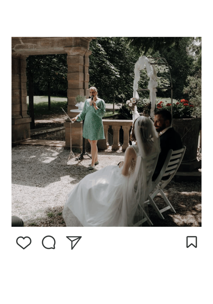 Rednerin Katharina und Pärchen während der Trauung